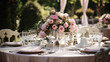 Inspiracje - dekoratorstwo. Stół na przyjęcie, wesele w ogrodzie. Bukiet kwiatów wykonany przez florystę. Szkliwo i porcelana.