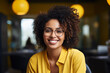 © Wan Cardoso - Mulher Negra Brasileira Sorrindo de óculos com roupa amarela