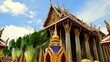 Herrlicher Tempel Wat Phra Kaeo mit glitzernden Säulen und vergoldetem Giebel unter blauem Himmel