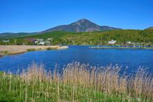 春の長野県の白樺湖西側湖畔からの風景