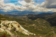 Ausblick In Den Bergen, Hierve El Agua Mexico, Mit Versteinertem Wasserfall