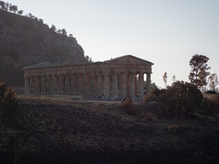 l'antico tempio di Segesta circondato da intere aree di terreno bruciate dagli incendi.