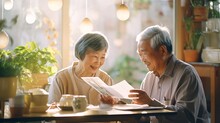 敬老の日、手紙を読んで喜ぶ日本人のシニア夫婦