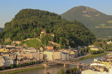 Wall Mural - Salzburg im Abendlicht; Blick vom Mönchsberg auf die Rechte Altstadt mit Kapuzinerberg und Gaisberg im Hintergrund