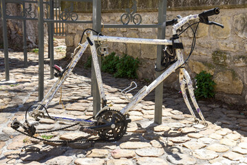 abandoned bicycle on the old streets of Avignon, France