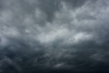 Fototapeta  - Pochmurny smutny dzień. Niebo pokrywają szare, nudne, ponure chmury niosące groźbę ulewy. Chmury całkowicie zasłaniają niebo.