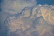 Kłębiasta, biała chmura wypiętrzająca się ku górze. Jest to chmura cumulonimbus powstająca na granicy frontu atmosferycznego. Jej powstawanie często zapowiada intensywny deszcz.