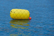 Eine gelbe Boje mit Netz auf dem Meer  (nautic sea buoy)