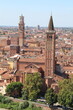 Die historische Altstadt von Verona mit zwei Kirchtürmen