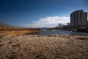 Wall Mural - 2023-08-16 THE CHILDRENS POOL WITH THE BRICK WALKWAY SANDY BEACH AND NEIGHBORHOOD ON COAST BLVD IN LA JOLLA CALIFORNIA