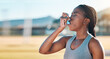 © Mumtaaz D/peopleimages.com - Fitness, breathe and black woman with asthma, inhaler or pump at sports court for training with lung problem. Exercise, deep breath and lady runner with medical relief from allergy respiratory issue