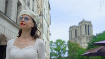 Wall Mural - Young Parisian woman walking in the street of Paris