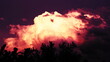 Dramatische Wolken , die aussehen wie eine große Explosion