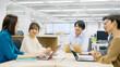 © metamorworks - オフィスで会議するカジュアルな会社員グループ