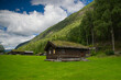 Krajobraz norweski z domkiem i górami