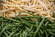 Brechbohnen als Hintergrund - obere Hälfte weiße Brechbohnen und untere Hälfte grüne Brechbohnen - Gemüse zum Verkauf am Marktstand 