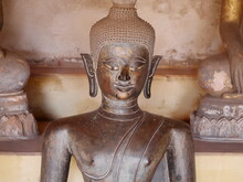 Golden Buddha Statues, Buddha Statue At The Ancient Temple, Peaceful Image Of A Buddha Statue, Ancient Buddha Statues South East Asia