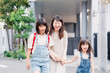 © maroke - お母さんと手を繋いで学校に行く2人の女の子