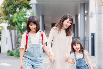 Wall Mural - お母さんと手を繋いで学校に行く2人の女の子