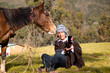 Una foto de un campesino  usando un smartphone durante la publicidad en campo,caballo,agricultor,estilo de vida,