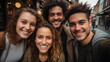 © Bentique - Multikulturelle beste Freunde haben draußen Spaß - Gemischte Gruppe junger Leute lächelt draußen in die Kamera - Freundschaftskonzept mit Jungs und Mädchen, die auf den Straßen der Stadt zusammen unte