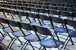 Rzędy czarnych krzeseł stoi na widowni dla publiczności.