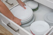 Naczynia kuchenne białe talerze odkładane do szuflady