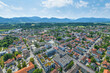 Ausblick über das Stadtzentrum von Penzberg zum oberbayerischen Alpenrand
