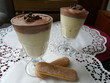 Vanille- und Schokoladenpudding im Glas