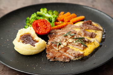 Canvas Print - Striploin angus steak with mashed potato and grilled vegetable