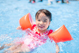 夏休みにプールで遊ぶ小さな女の子