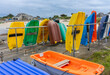 Urlaub in der Bretagne, Frankreich: Die Insel l'Ile Grande - bunte Boote aus Plastik am Strand zum ausleihen