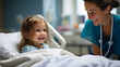 enfant souriant dans un lit d'hôpital avec une infirmière à ses côtés
