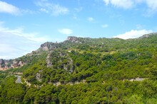 Rocas Escarpadas Y Colinas Boscosas Con Un Camino Sinuoso, Paraje Natural Los Reales De Sierra Bermeja, Andalucía, España