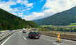 Die Brennerautobahn A 13 vom Brennerpass Richtung Innsbruck in Österreich 