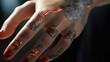 Menschliche Hand mit futuristischen technologischen Inserts, künstlichen Adern in Form eines Computer Chips