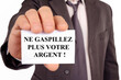 © Richard Villalon - Homme d'affaires tenant une carte sur laquelle est écrit ne gaspillez plus votre argent