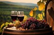 Frischer Wein nach der Weinernte beim Winzer. Rote Weintrauben mit Reben in einer herbstlichen Landschaft.