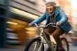 Aktive Großmutter: Oma kommt auf dem Fahrrad angefahren