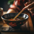 Zupa z makaronem i ziołami: jak zjeść pyszne i zdrowe danie azjatyckie