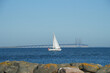 Weißes Segelboot auf der Ostsee vor Brücke