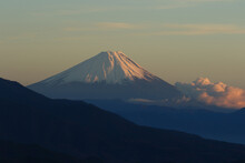 清泉寮前からの残照に映える富士