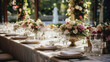 Dekorator weselny i florysta - inspiracja nakrycia stołu na wesele, ślub. Bukiety kwiatów i zastawa stołowa - sztućce i porcelana
