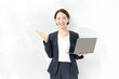 © Peak River - ノートパソコンを持つ笑顔のビジネスウーマン