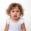 © pwmotion - Wütendes Kind vor weißem Hintergrund, Portrait, Generative AI
