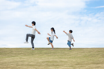 Wall Mural - 丘の上を歩く親子　Parent and child walking on the hill