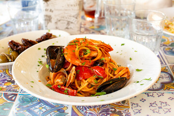 Canvas Print - Italian Pasta with seafood Spaghetti allo scoglio, with shrimps, mussels, clams, vongole, tomatoes, parsley. Sicilian restaurant.