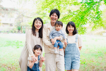 Wall Mural - 子どもが3人いる家族の集合写真