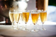 Coupes de champagne posées sur une table
