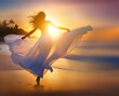 Silhouette d'une femme dansant au soleil couchant.